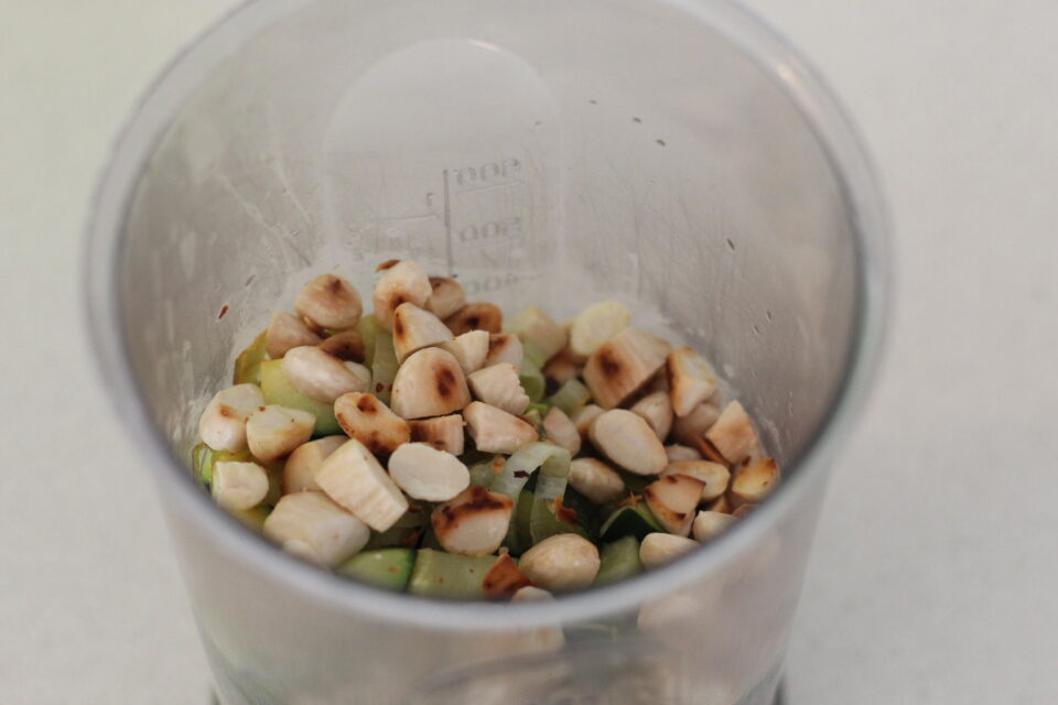 verdure nel boccale con mandorle