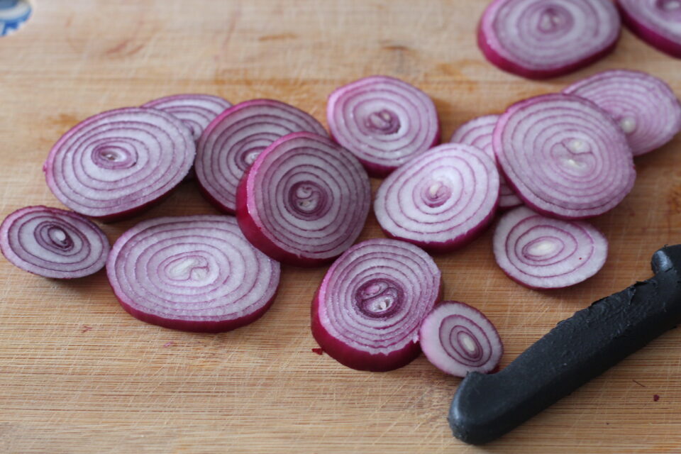 cipolle rosse tagliate non troppo sottili