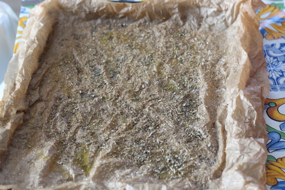 carta forno con olio zucchero di canna sale e erbe aromatiche