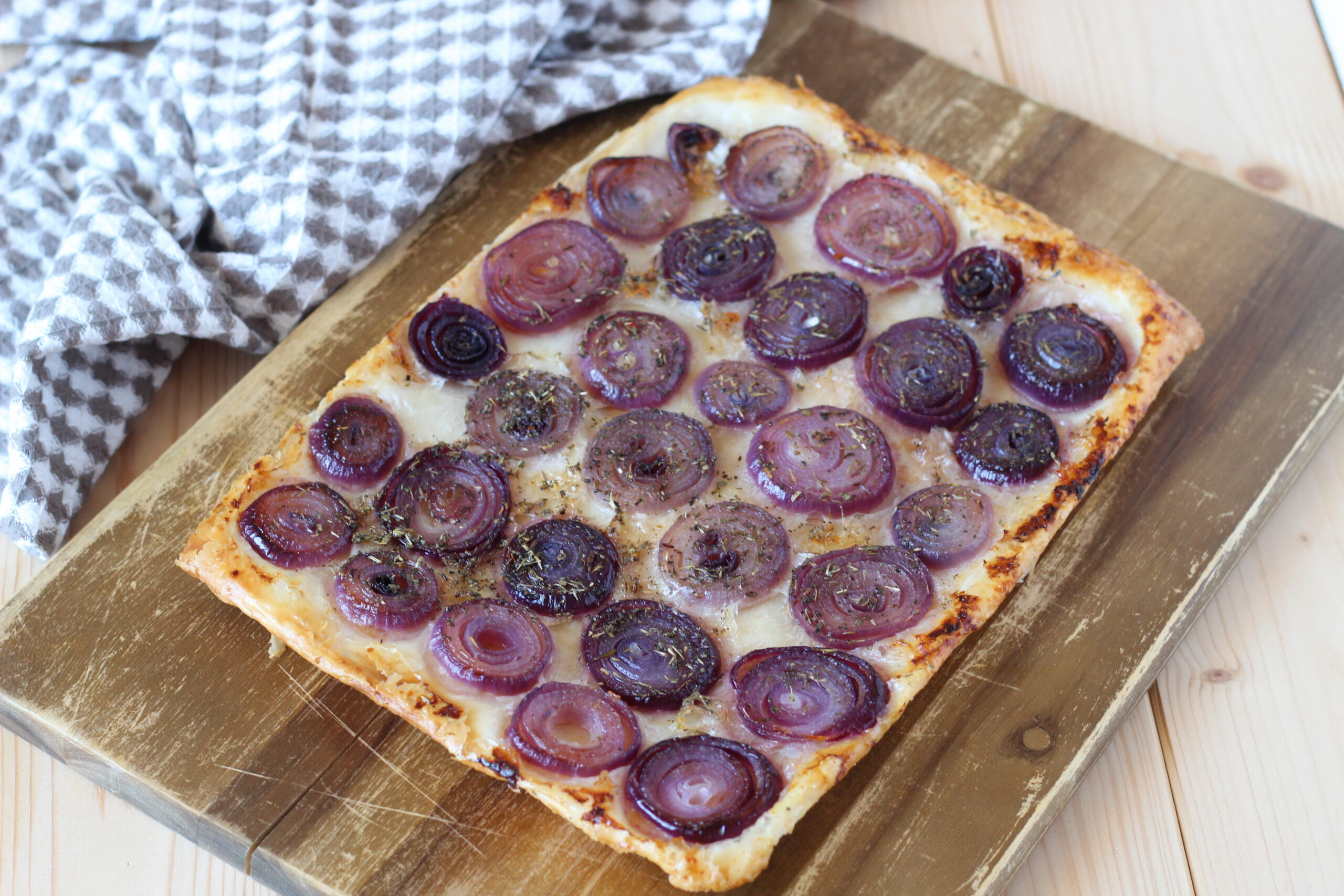 tart tatine di sfoglia con cipolle rosse