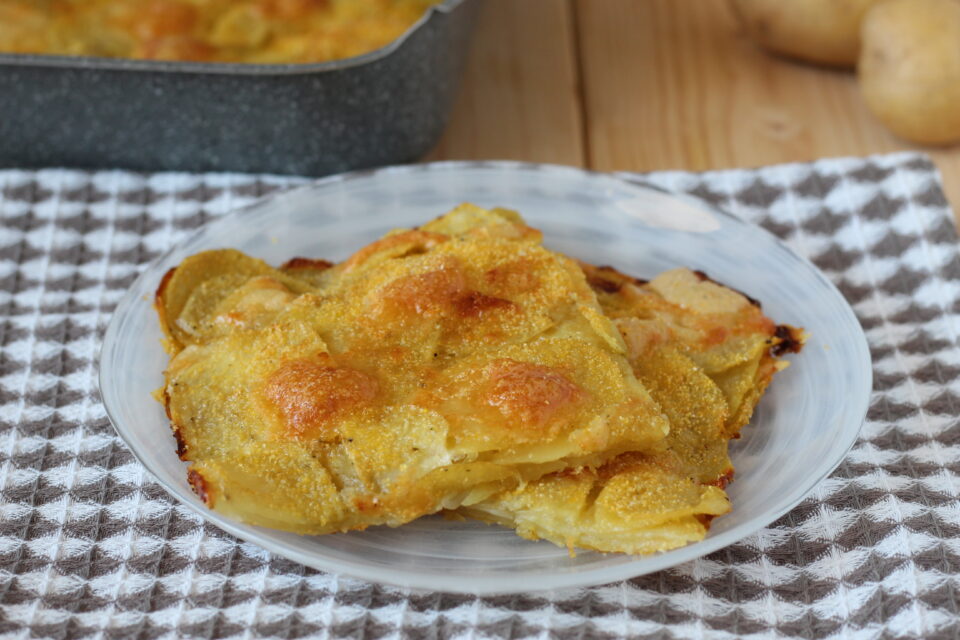 schiacciata di patate e scamorza affumicata
