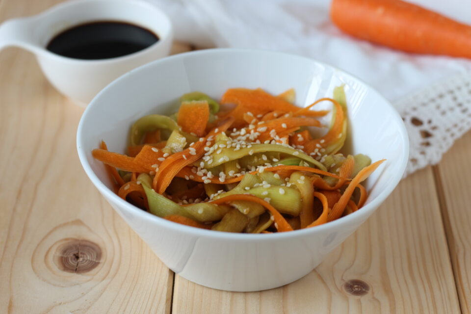 insalata di cetrioli e carote con salsa di soia