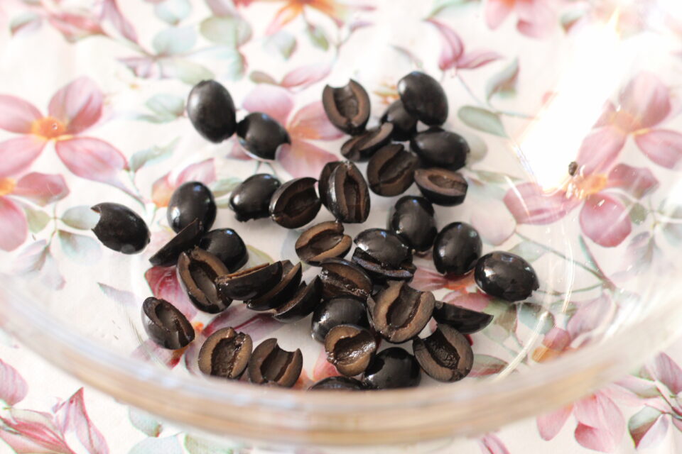 olive nere in ciotola