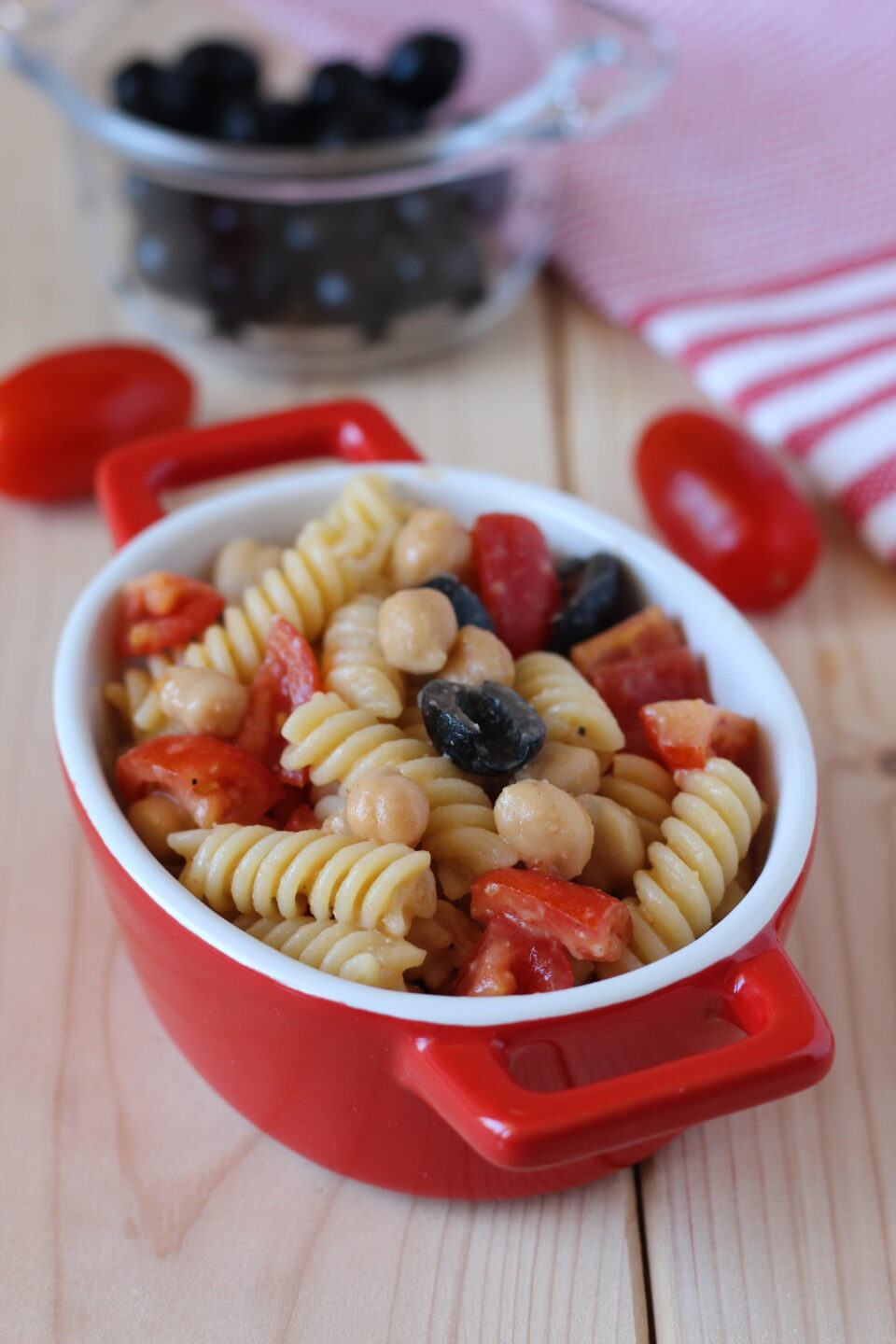 pasta fredda con ceci pomodorini e olive