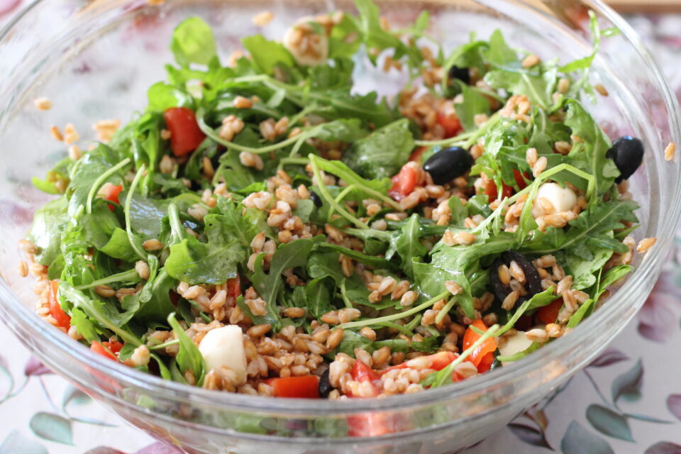 insalata di farro con olive rucola pomodorini e mozzarella