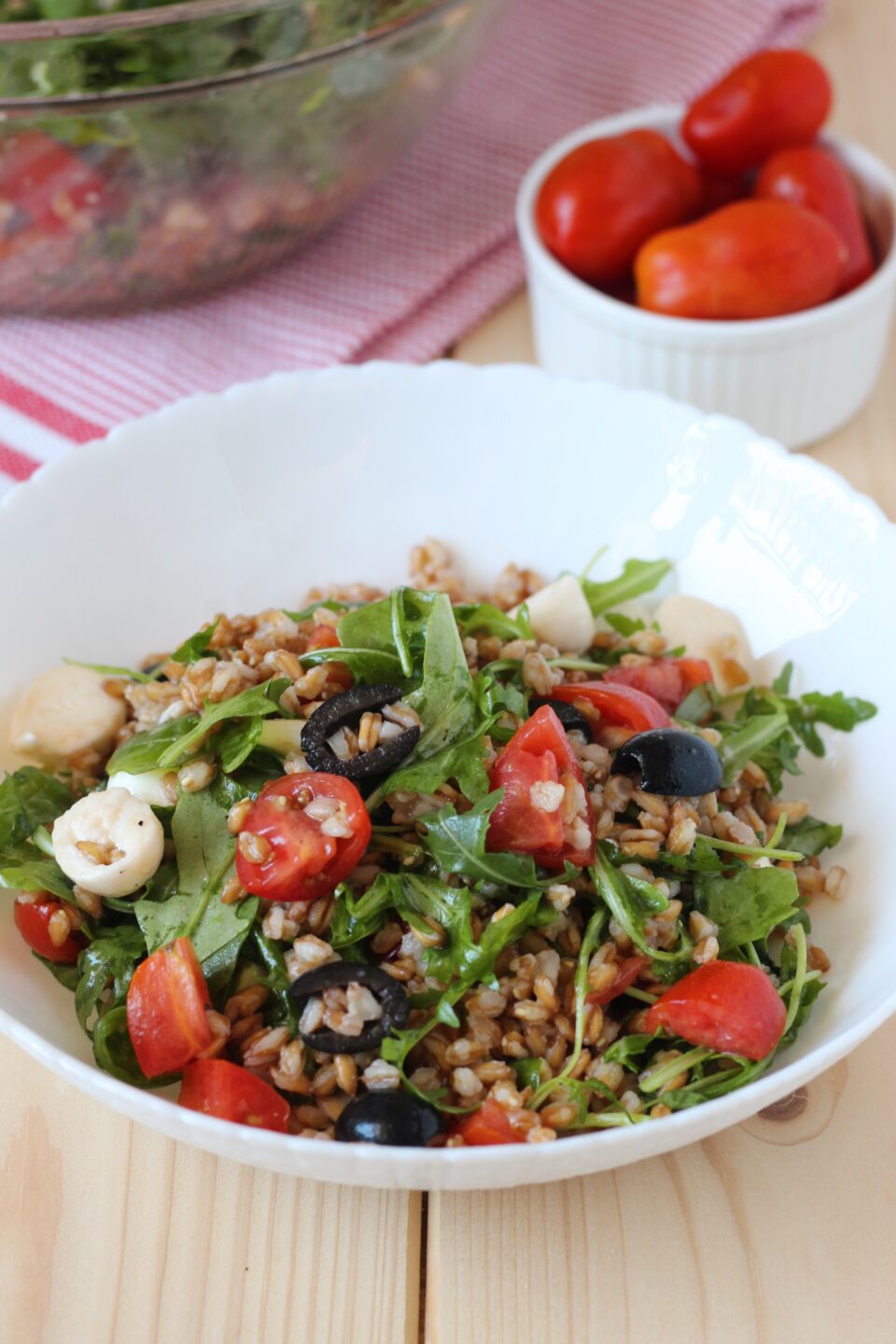 insalata di farro con olive rucola pomodorini e mozzarella