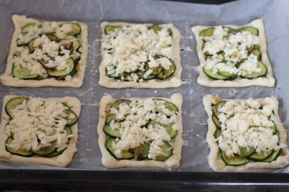 sfogliatine con zucchine e mozzarella da cuocere