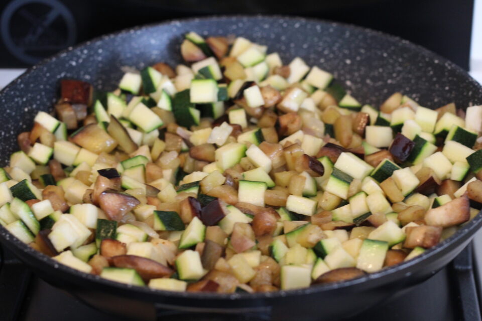 aggiunta di melanzane e zucchine