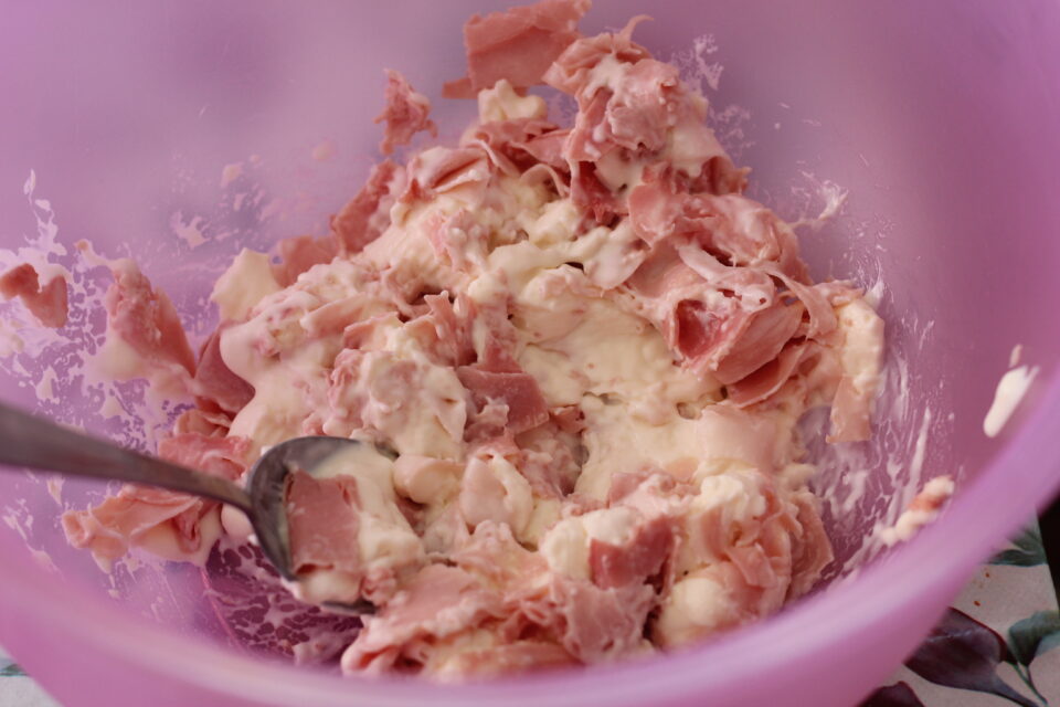 prosciutto e stracchino nella ciotola
