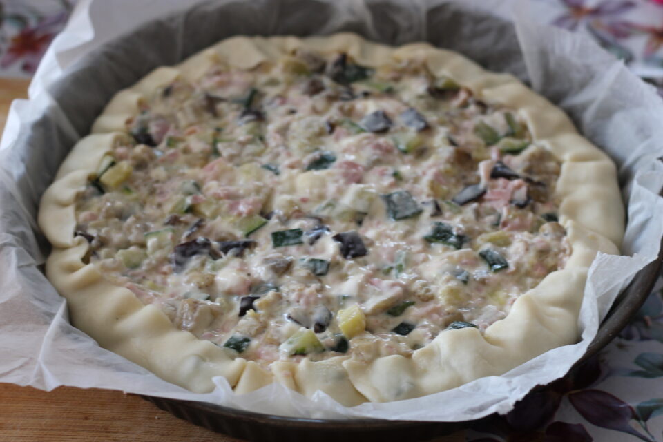 torta salata di brisè con zucchine melanzane con prosciutto