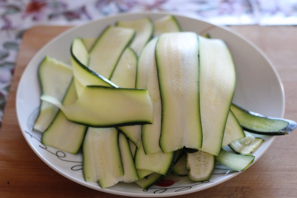 zucchine tagliate con la mandolina