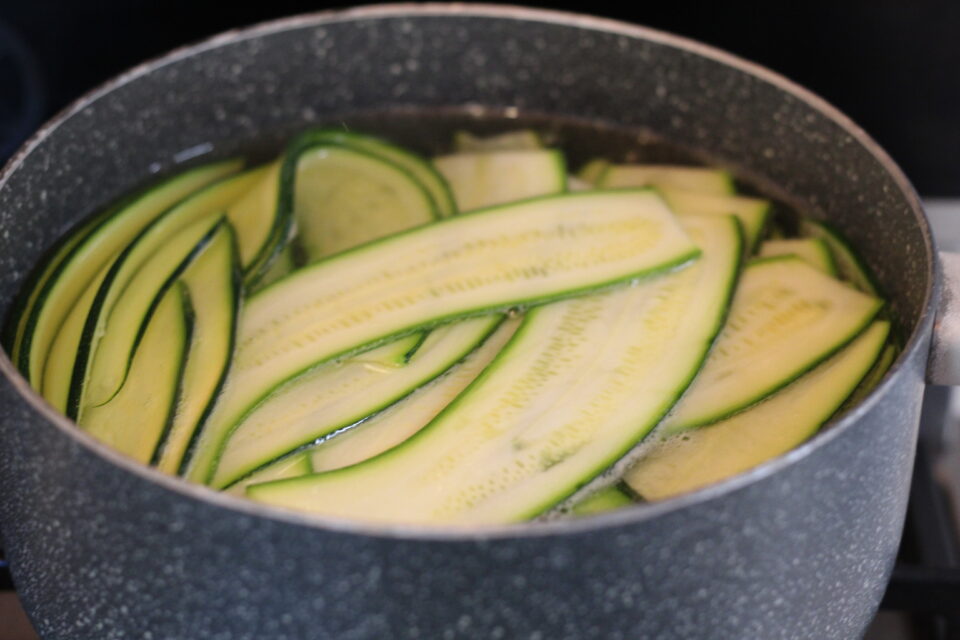 zucchine sbollentate in pentola