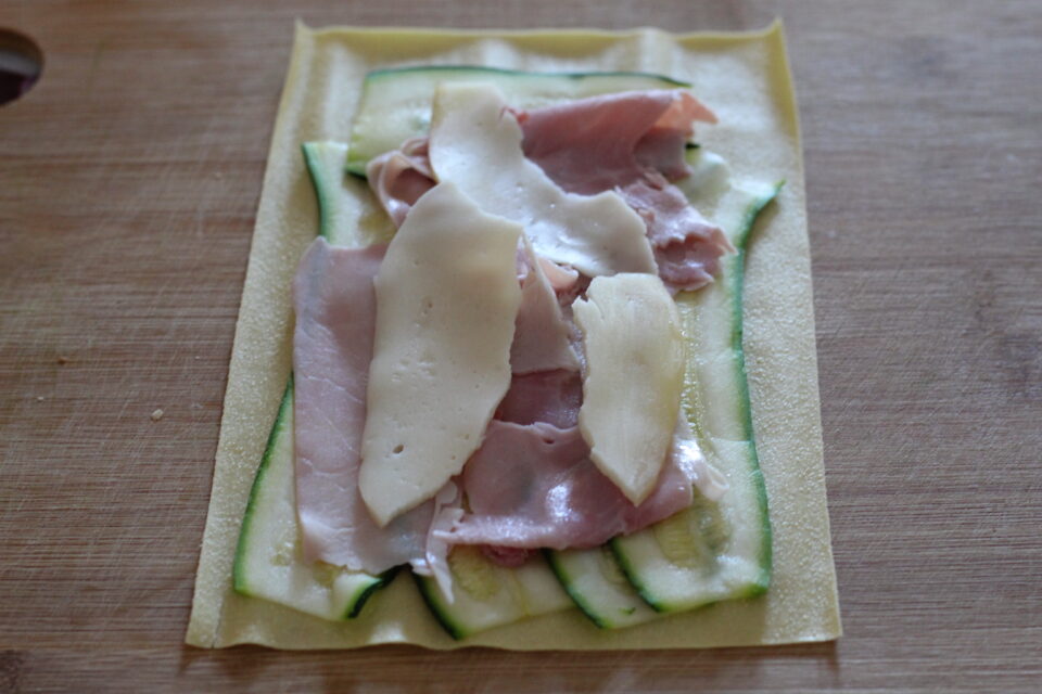 aggiunta di scamorza sopra alle zucchine