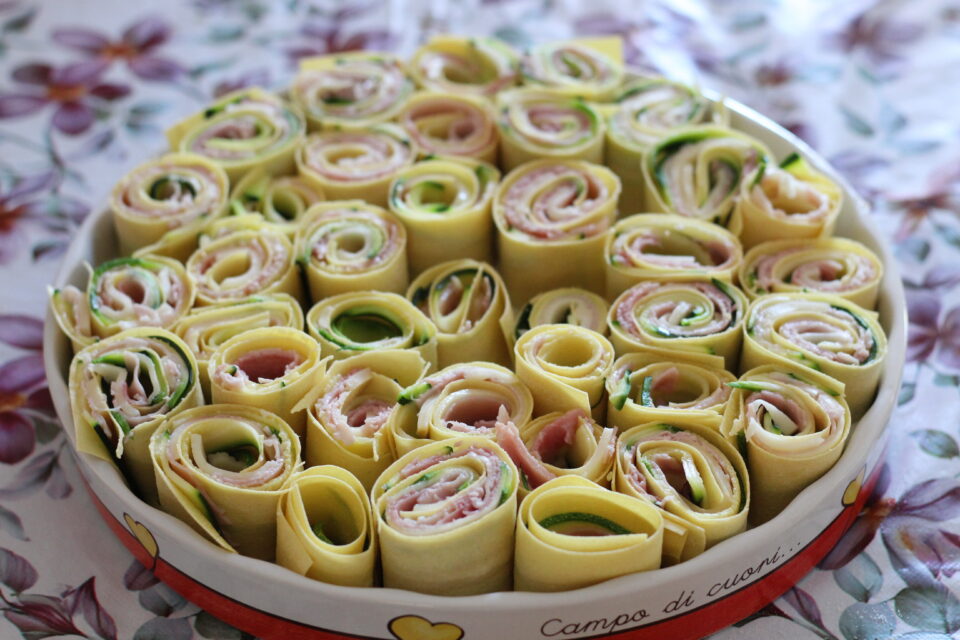 girelle di lasagne con zucchine prosciutto e scamorza poggiate nella teglia
