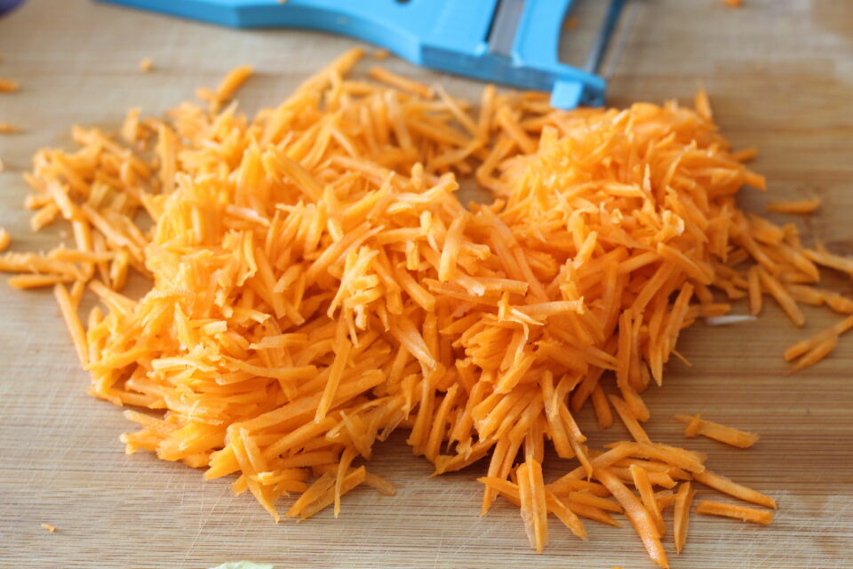 carote con grattugia a julienne