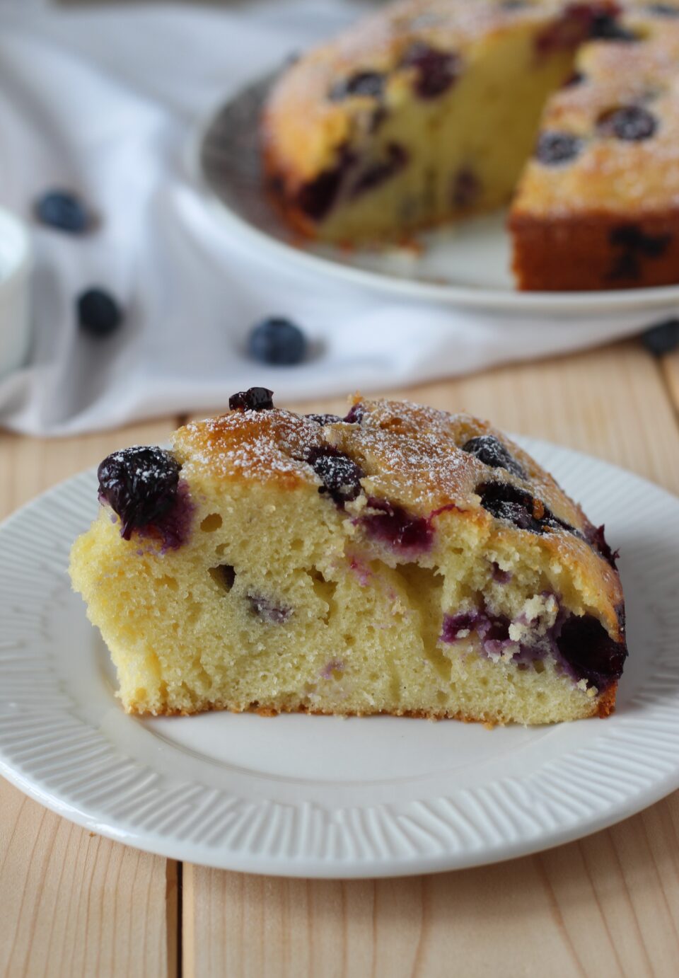 torta soffice con yogurt greco e mirtilli