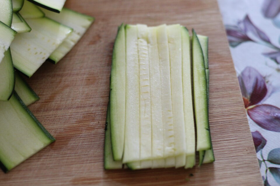 zucchine tagliate a coltello sottili