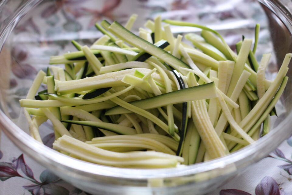 zucchine a nastro in ciotola