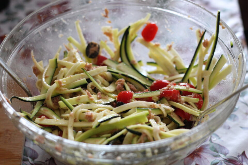 insalata di zucchine crude con tonno e pomodorini