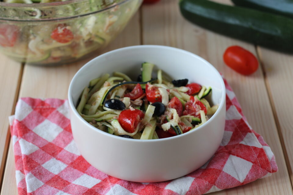 insalata di zucchine crude con tonno e pomodorini