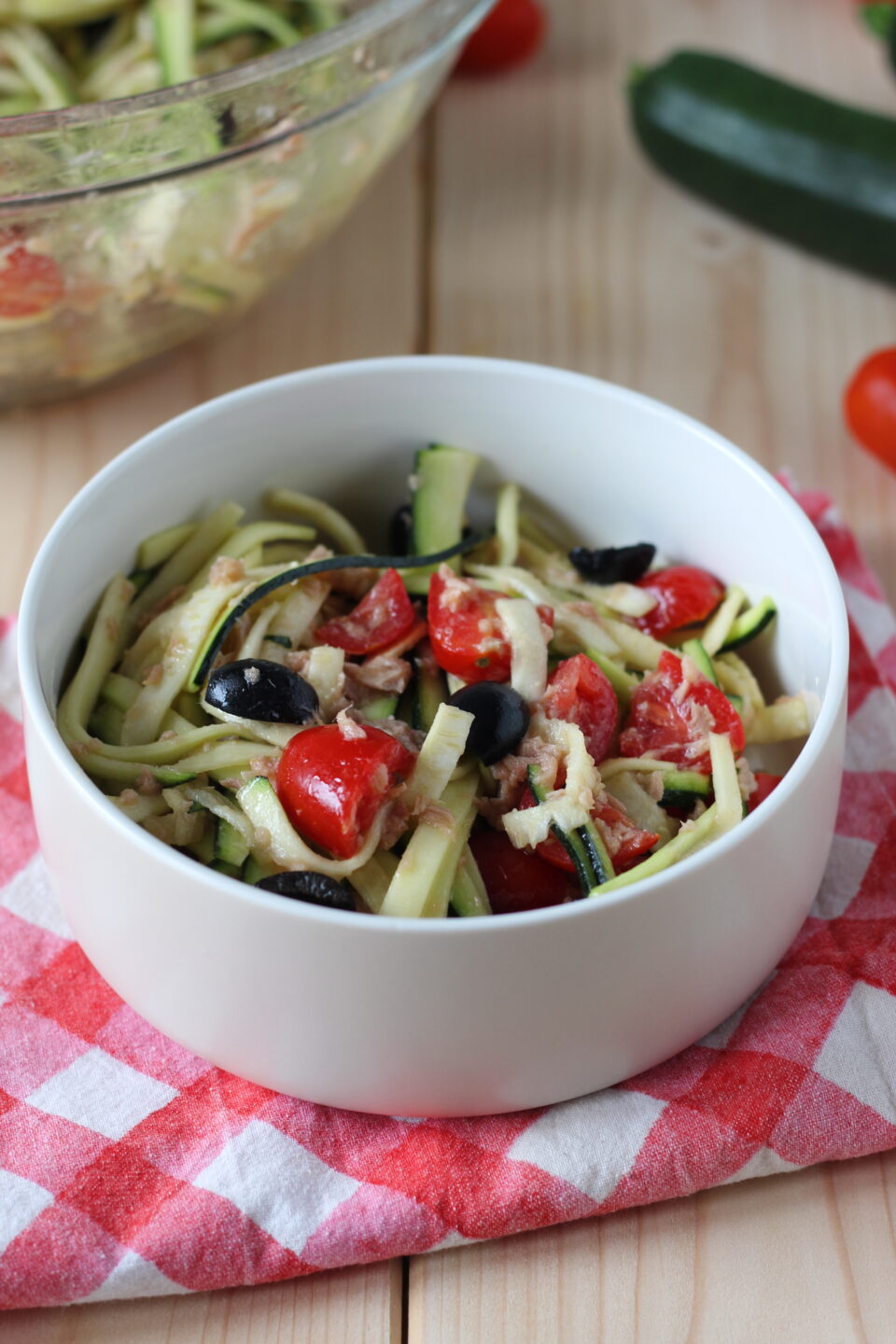 insalata di zucchine crude con tonno e pomodorini