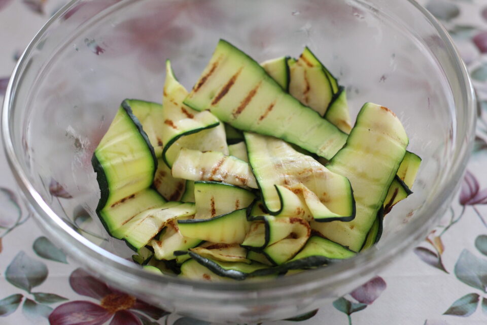 zucchine grigliate in ciotola