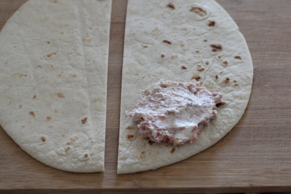 mettere tonno e philadelphia nell'angolo della piadina