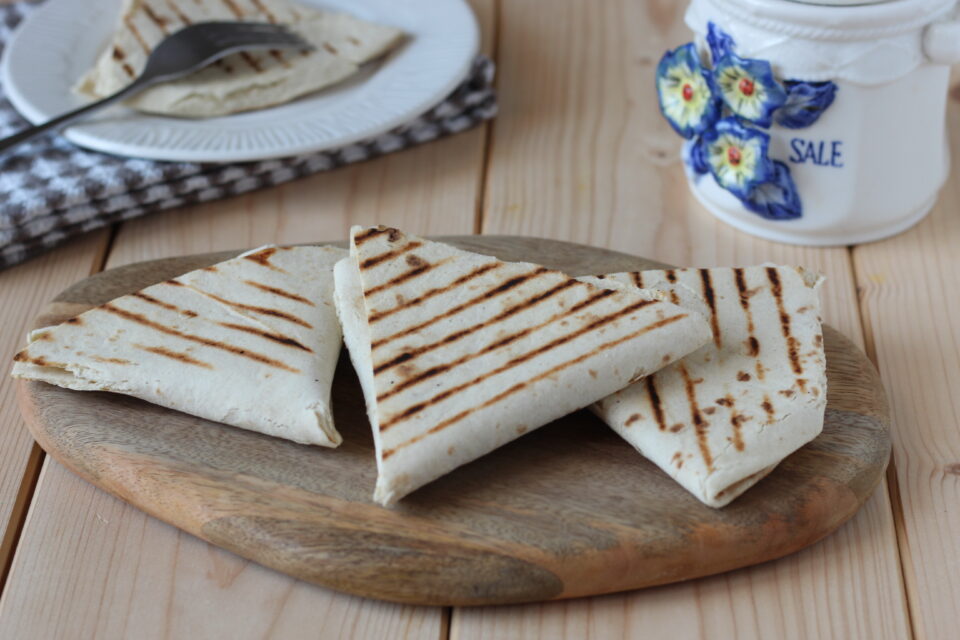 triangolini di piadina con tonno e philadelphia