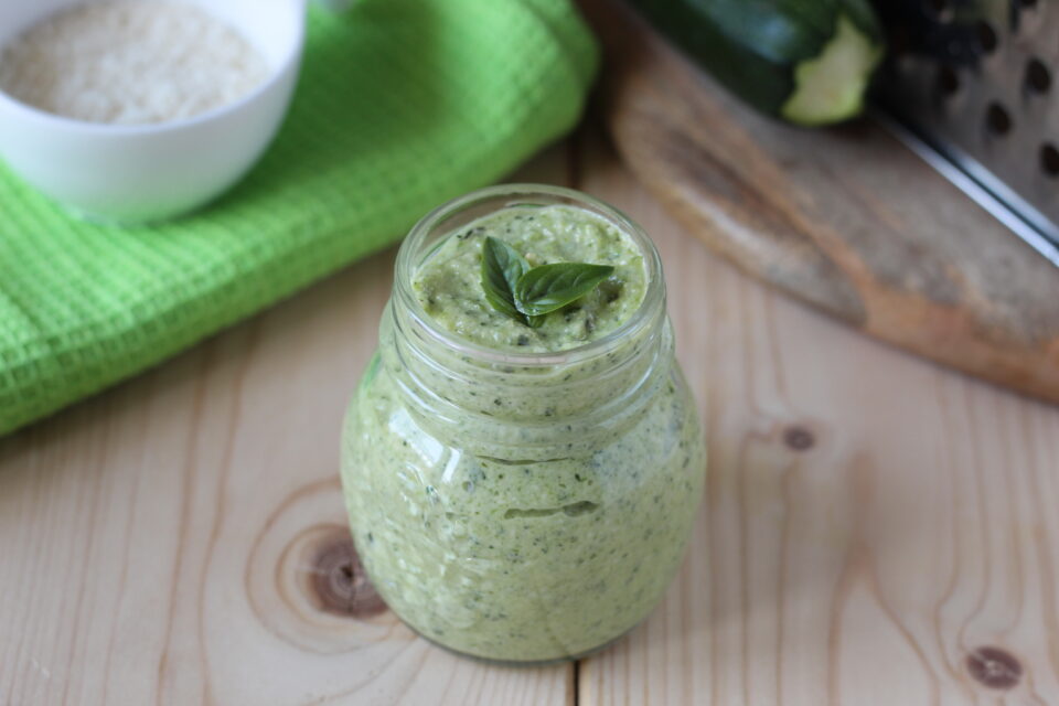 pesto di zucchine crude con basilico e pinoli