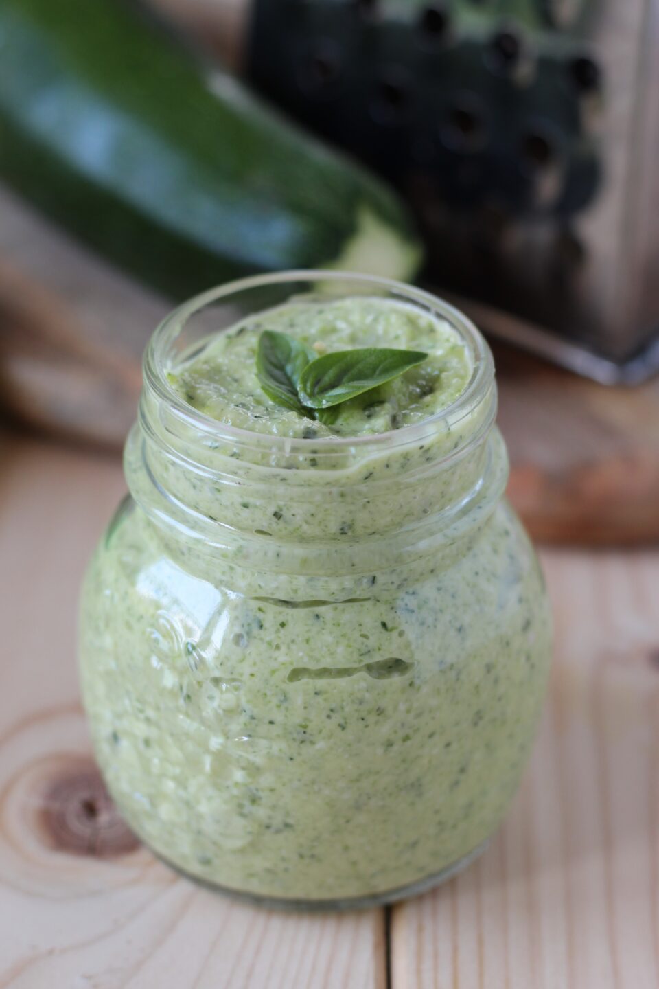 pesto di zucchine crude con basilico e pinoli