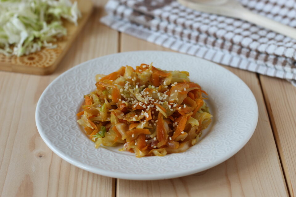 cavolo cappuccio e carote con salsa di soia in padella