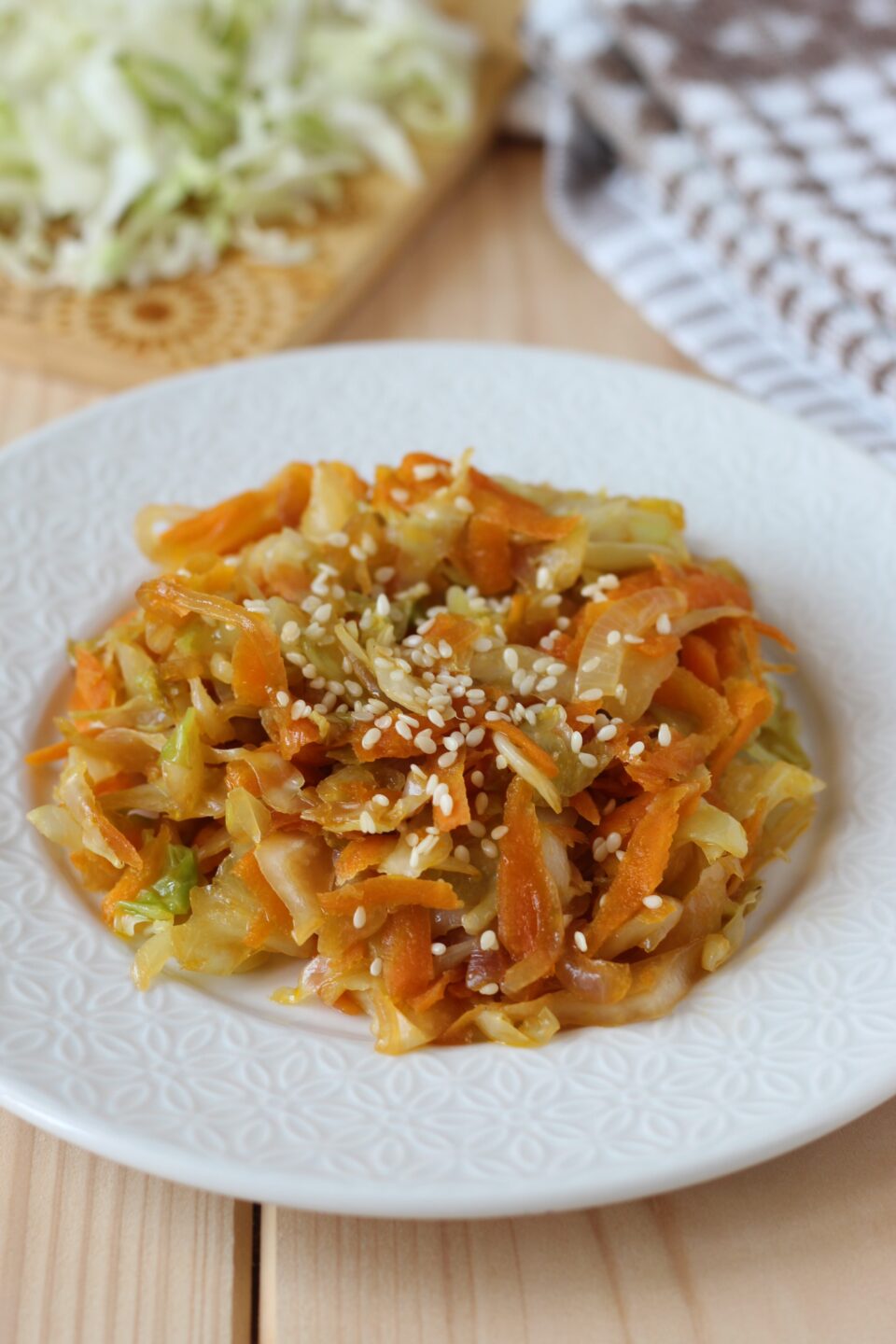 cavolo cappuccio e carote con salsa di soia in padella