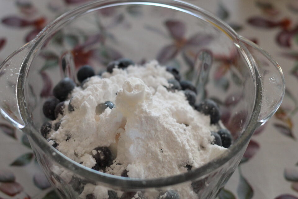 mirtilli congelati, zucchero a velo e succo di limone nel mixer