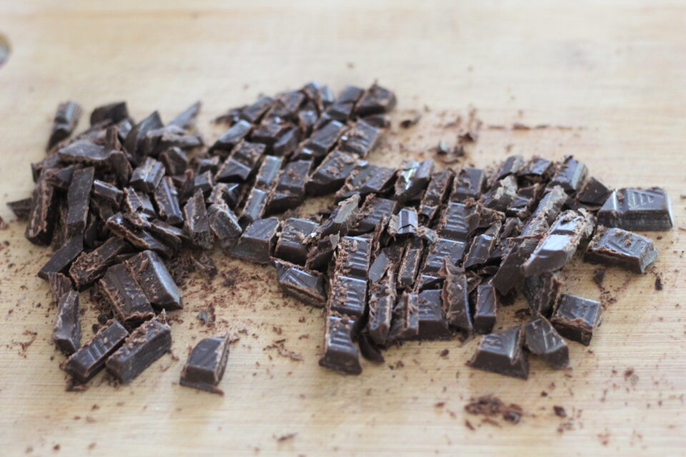 cioccolato tagliato a pezzetti