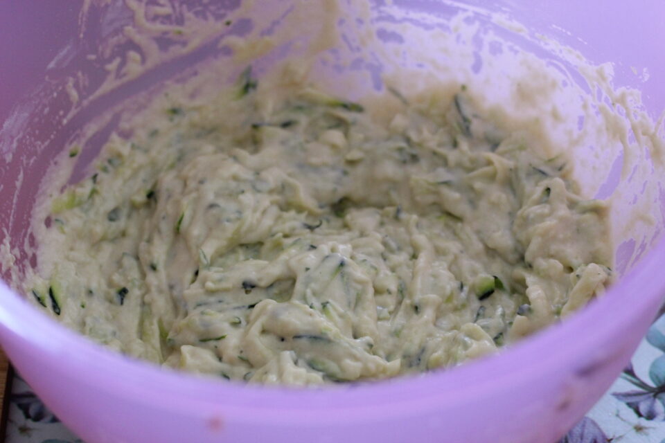 aggiunta delle zucchine all'impasto