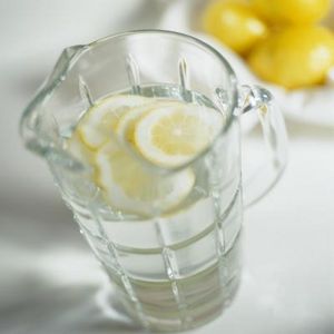 i benefici di bere acqua e limone