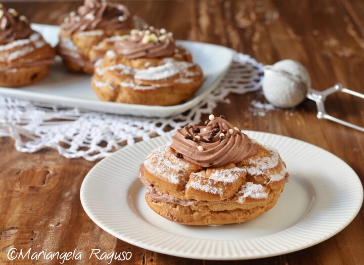 Zeppole con crema chantilly al cioccolato