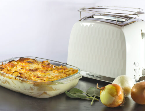 Ramequin con Pane Tostato alle Cipolle con Tostapane Honeycomb White Toaster Russell Hobbs