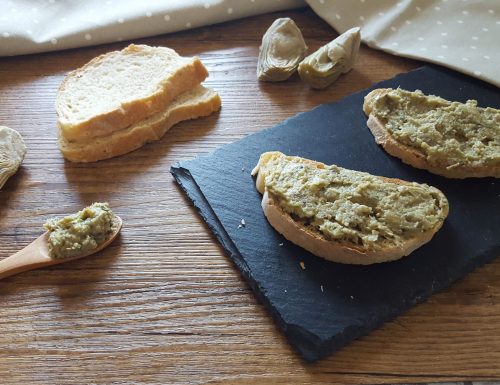 Crostini o bruschette con crema di carciofi