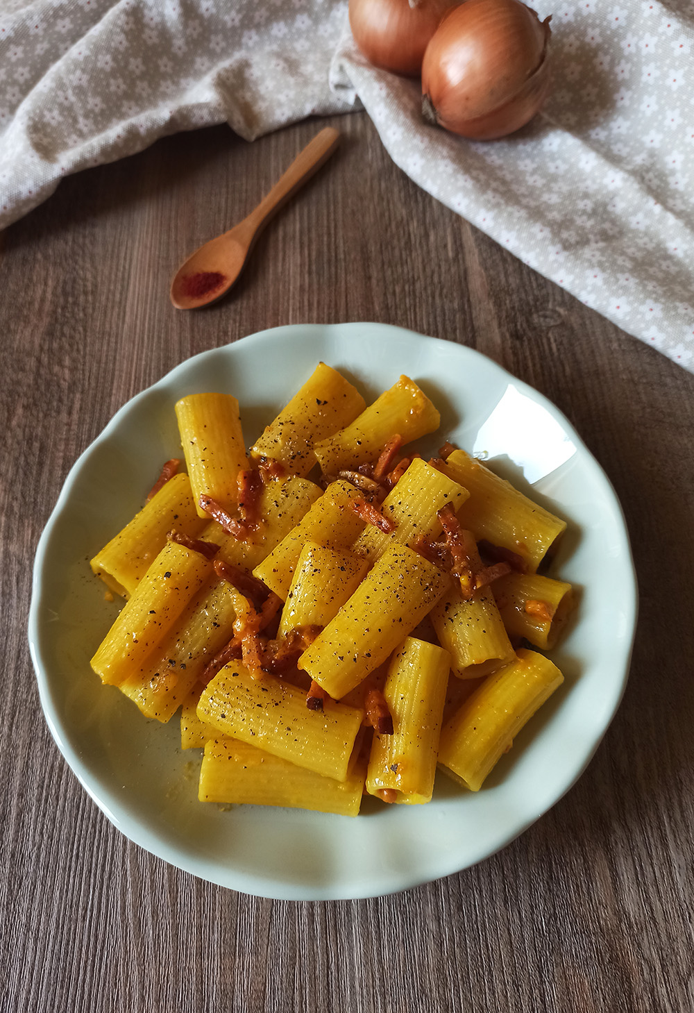 Pasta speck e zafferano, ricetta veloce e gustosa In cucina con Peppa