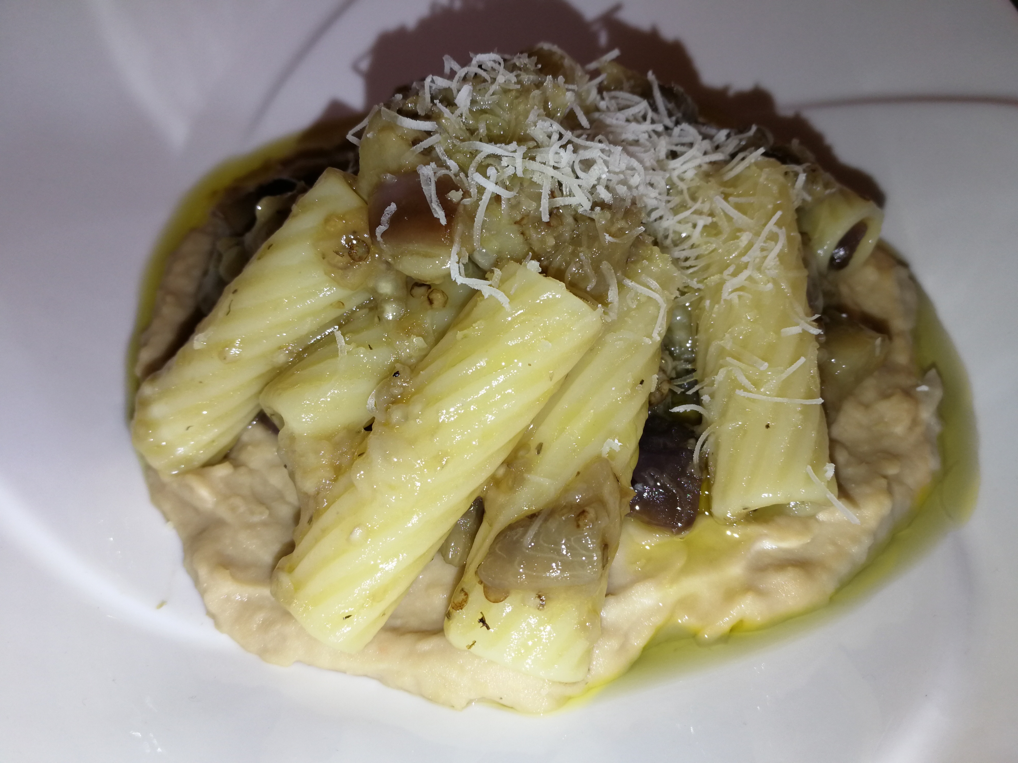 Rigatoni con melanzane e crema di cannellini