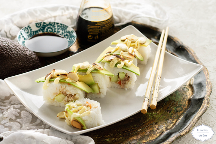 Sushi con avocado e mandorle