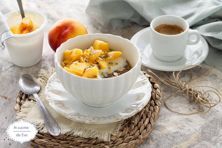 Pudding al cacao yogurt e pesca
