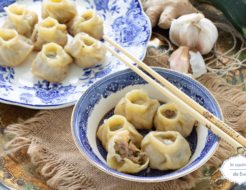 Ravioli di carne e zucchina e carote cotti alla piastra, somigliano al cappello dello chef