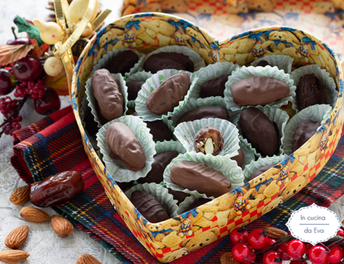 Datteri ripieni di mandorle e ricoperti di cioccolato, idea regalo di Natale