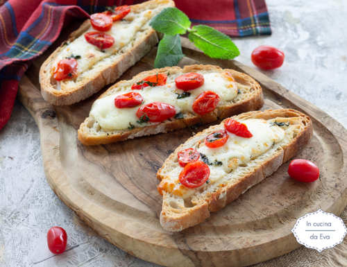 Bruschetta con formaggio, pomodorini e menta, cotte in friggitrice ad aria