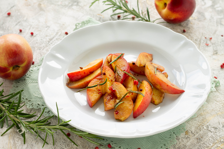 Pesche-cotte-con-rosmarino-ed-aceto-balsamico
