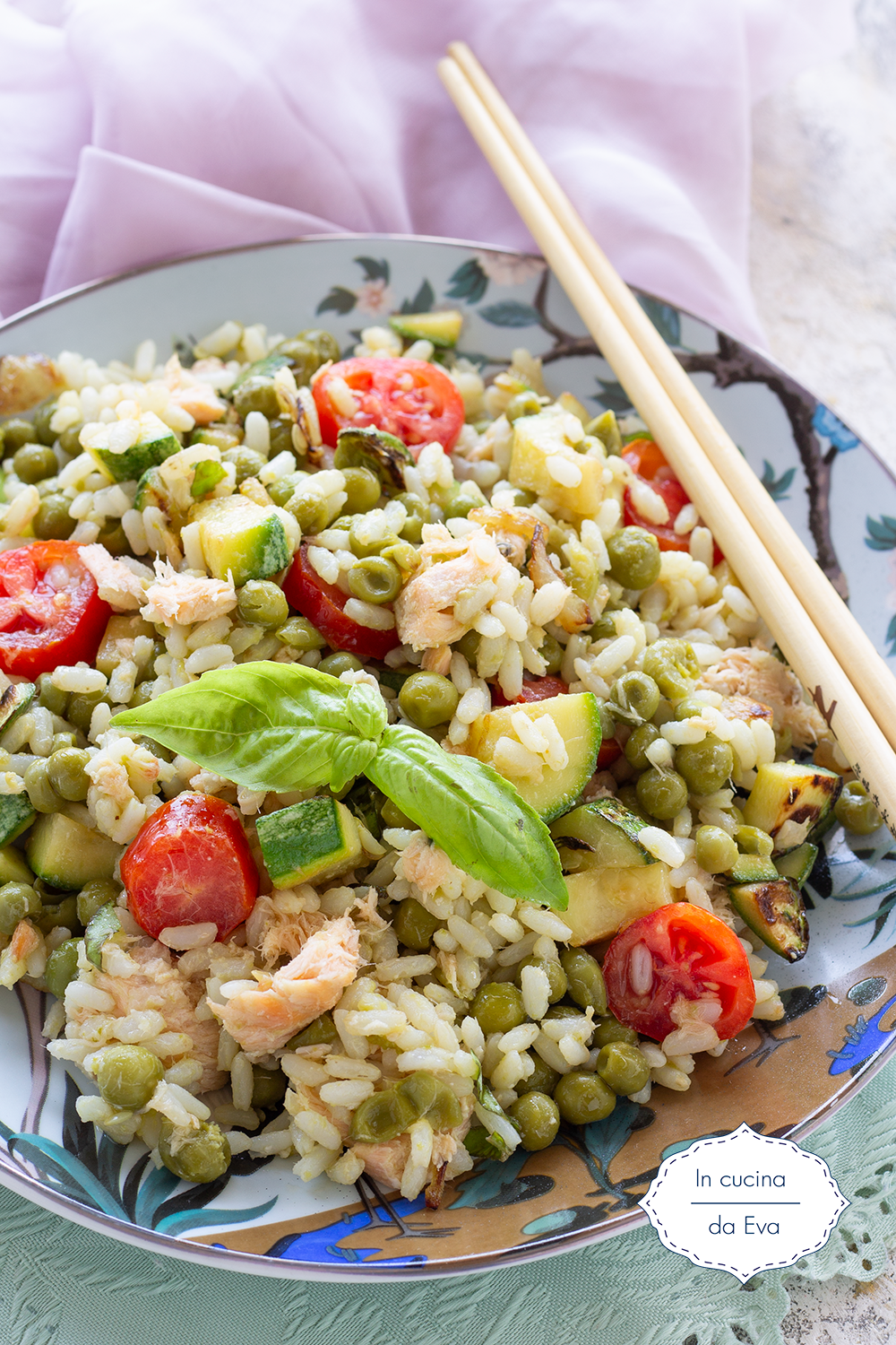 Insalata di riso con salmone fresco- piselli zucchine e pomodorini
