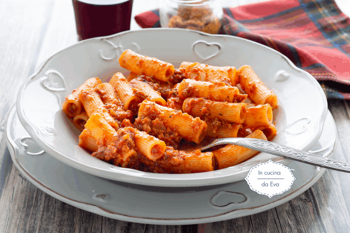 Pasta-al-sugo-con-ventricina-teramana-spalmabile