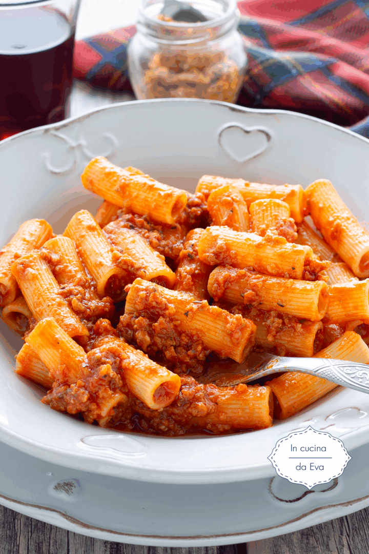 Pasta-con-Ventricina-spalmabile-e-sugo-di-pomodoro